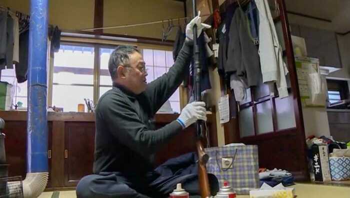 入念に猟銃の手入れをする国吉さん