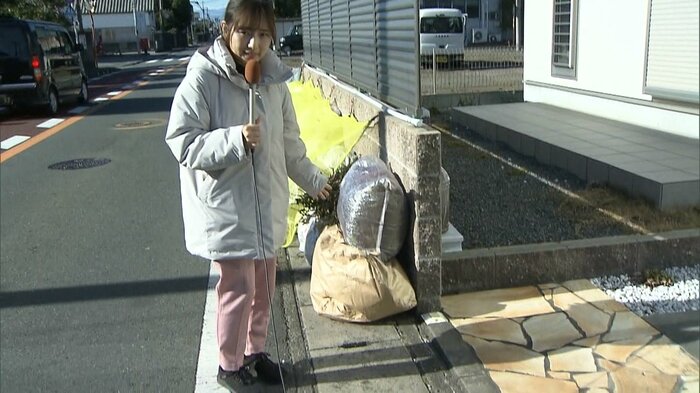 親子が倒れていた場所を示す雨宮記者