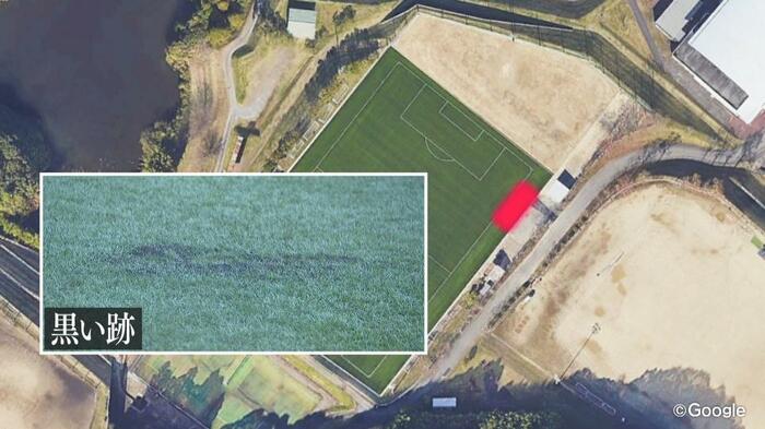 サッカーコート脇には黒い跡が残る