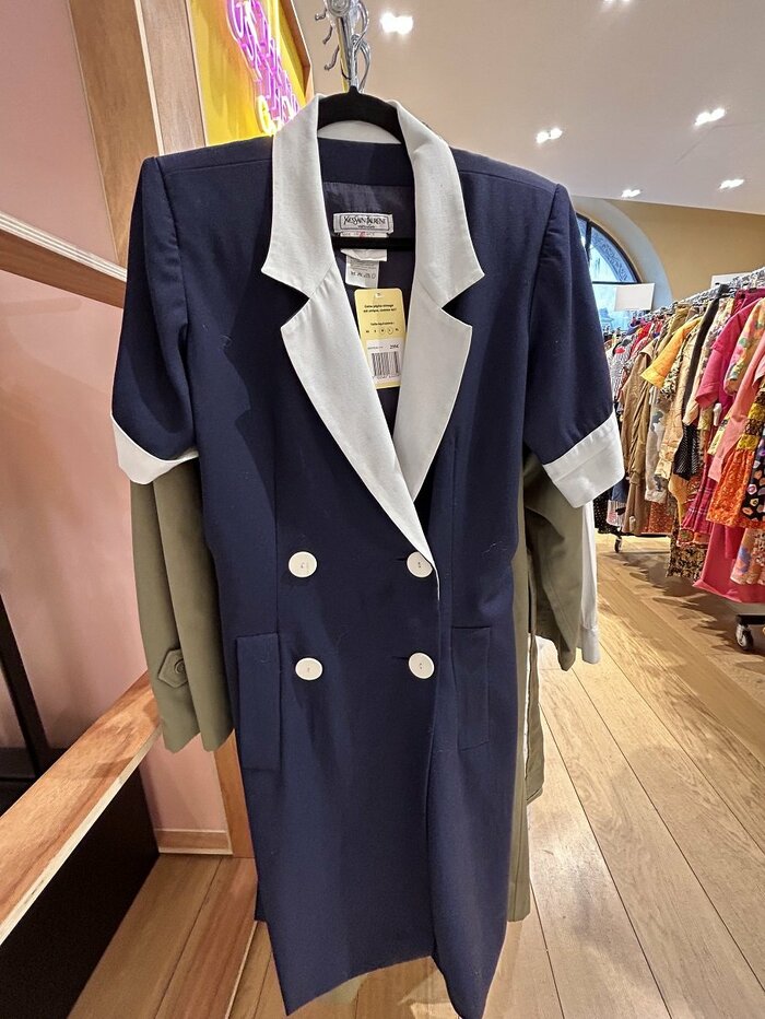 イブサンローランのワンピースは299ユーロ。約4万7500円