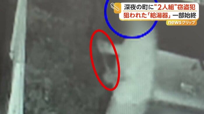 手には長い棒のようなもの