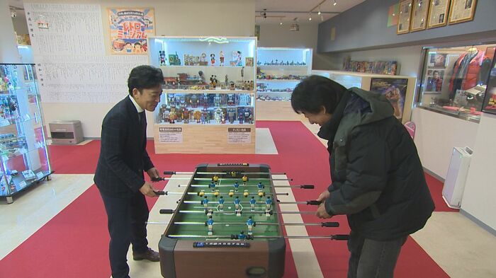 中野賢一 館長(右)/2023年撮影