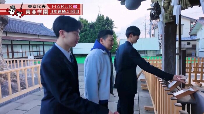 神社で祈願する佐藤家の親子三人