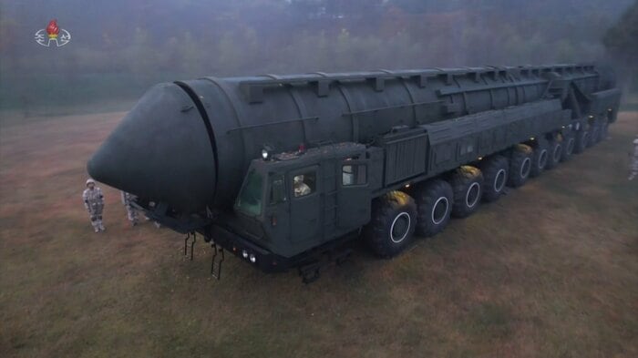火星19型大陸間弾道ミサイル移動式発射機。先端の蓋の形状は異なるが、11軸という構造は火星20型と共通(2024年)
