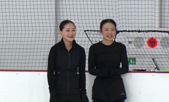 髙木謠とリンクサイドで笑い合う渡辺