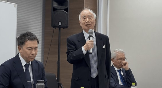 支援者に報告する角川歴彦氏（中央）、相嶋さん（左）、弘中弁護士（右）