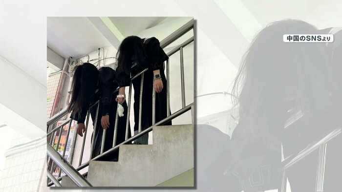 階段の手すりに、力なくもたれかかる2人
