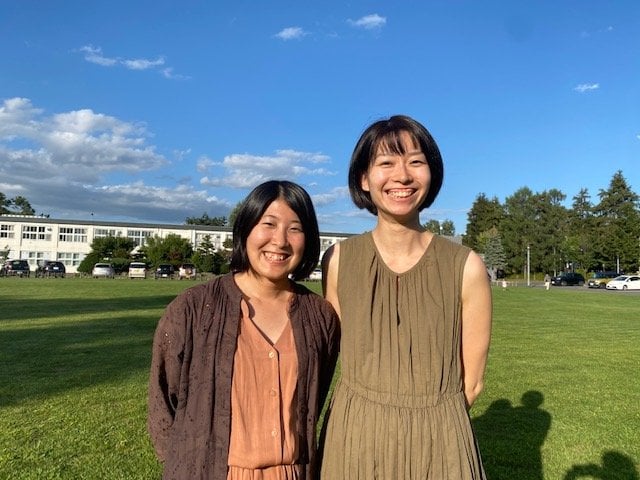 遠又香さん(左)と安井早紀さん(右)