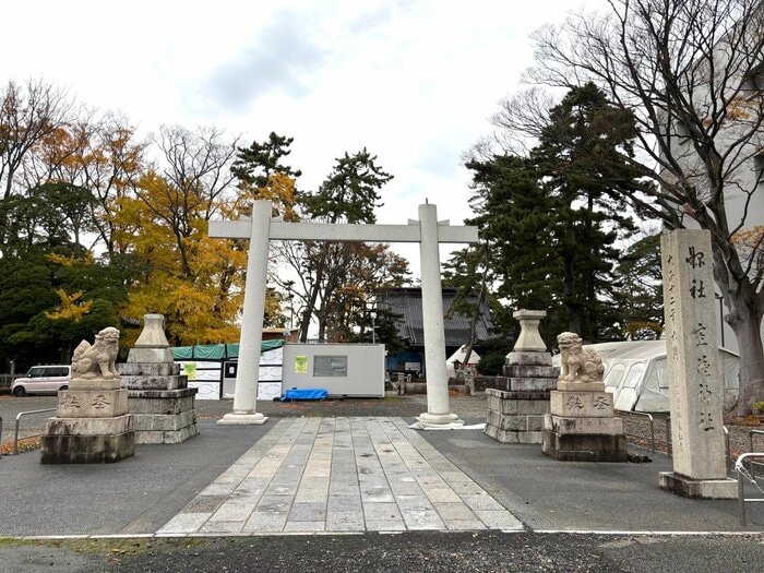 創建から1300年以上の古社・重蔵神社も復旧途上。名物の朝市は元々、神社の境内で開かれていたという