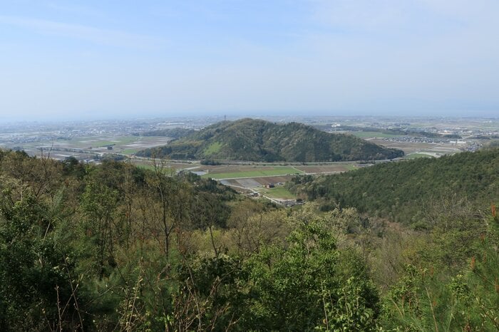 小谷城の城内から見た虎御前山城