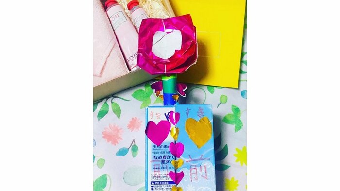 母の日には「ママ、いつもありがと!」と手作りの花をプレゼントしてくれたそう