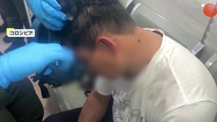 ハサミでカツラを切り裂かれる男(コロンビア警察)