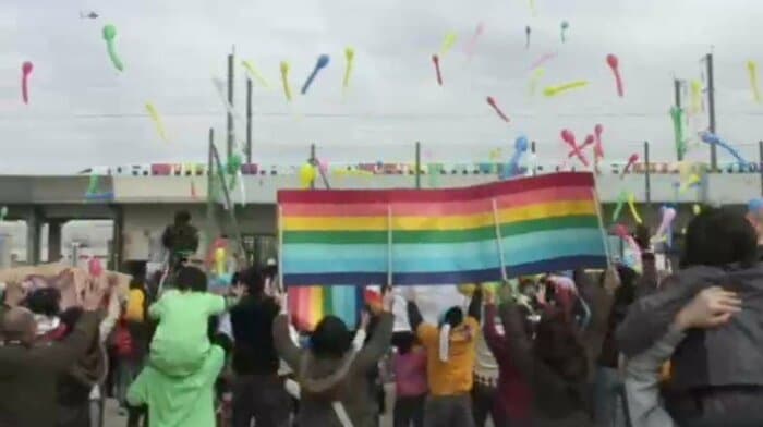 新幹線に手を振る沿線住民たち（2011年2月）