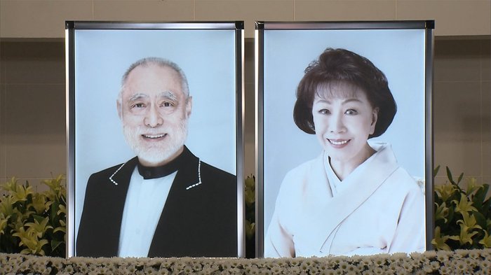 津川雅彦さん朝丘雪路さん合同葬 著名人が続々と...