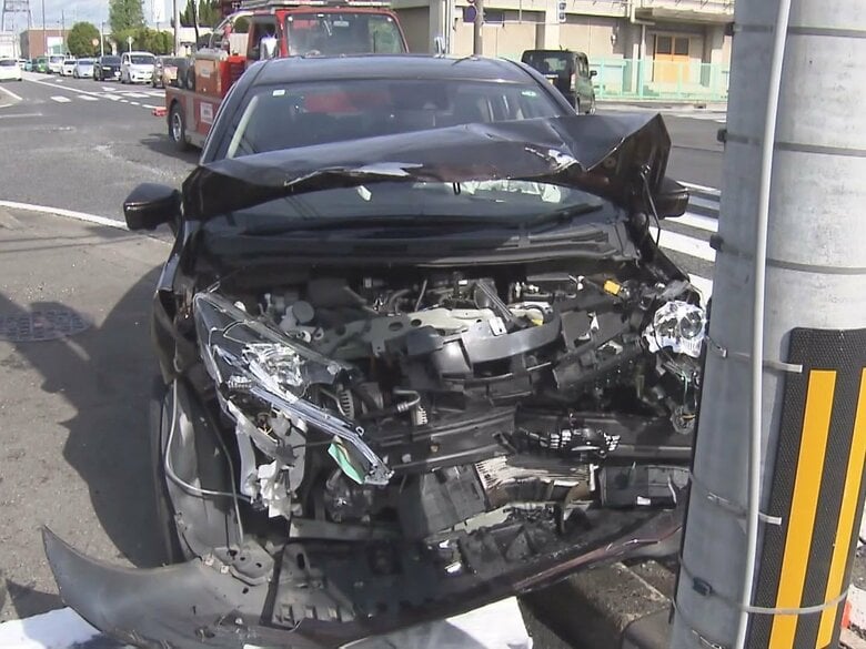 フロント部分がメチャクチャに…乗用車同士が出合い頭に衝突し3人搬送 1人意識不明の重体 1台は弾みで電柱に突っ込む｜FNNプライムオンライン