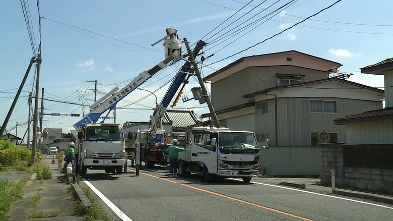乗用車が電柱に衝突する事故　電柱が倒れて国道が通行止めに　運転していた男性は軽傷〈宮城・栗原市〉｜FNNプライムオンライン