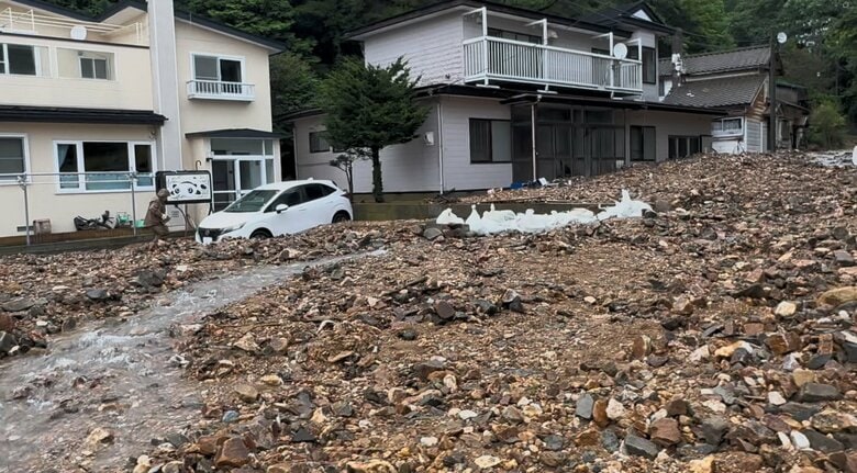 【速報】北海道函館市で土砂崩れが発生「家の前が川のようになり避難できなかった」付近男性が恐怖語る＿けが人はいない模様”記録的な大雨が影響か”｜FNNプライムオンライン
