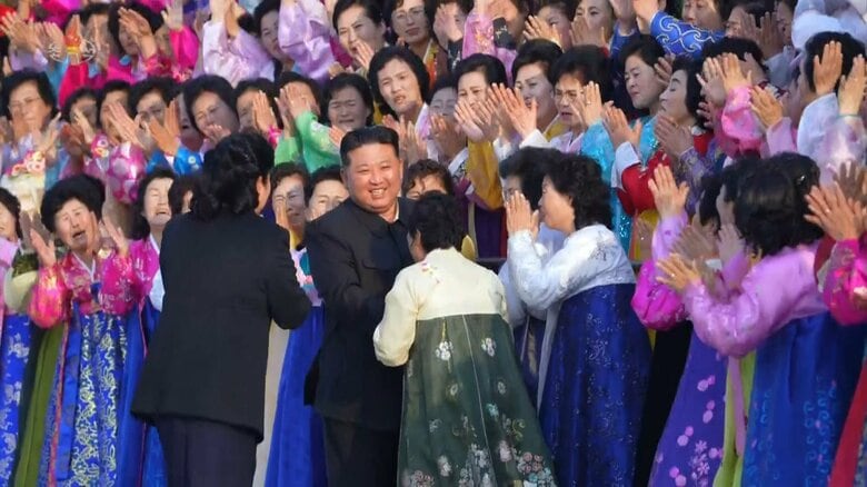 金正恩総書記が女性大勢と記念撮影　各地域で住民らの統制担う行政の末端組織「人民班」班長らと笑顔で　北朝鮮メディア｜FNNプライムオンライン