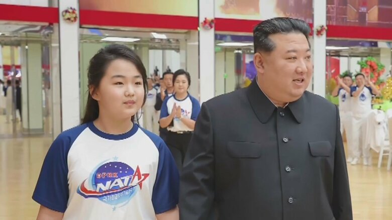 「朝鮮の新星女将軍」金正恩氏の“娘”に新称号　進む偶像化…北朝鮮“後継者”を念頭か　「NATA」Tシャツ姿で宴会出席も｜FNNプライムオンライン