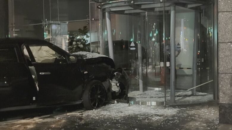 ビルに突っ込みガラス散乱…交差点で軽自動車と普通乗用車が衝突 70代男性が首の骨を折る重傷 60代男女2人が軽傷負う 新潟・中央区｜FNNプライムオンライン