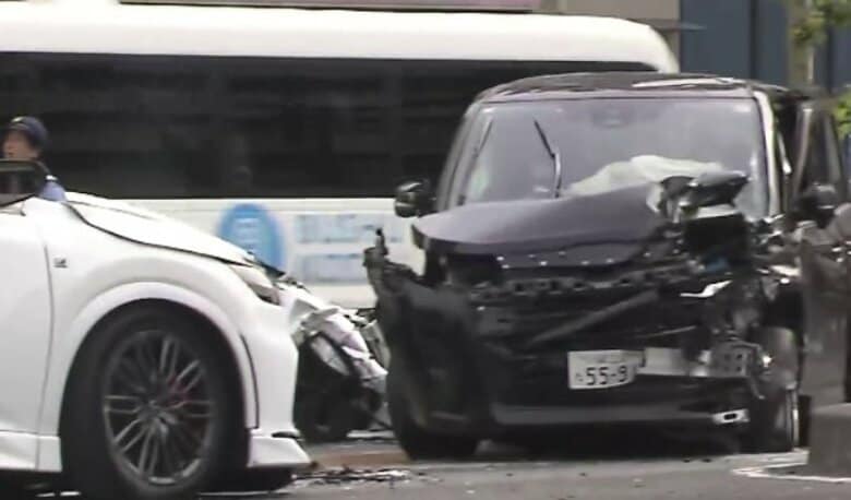 「突然現れ避けられなかった」逆走車が衝突の瞬間 2歳と4歳の子供含む男女6人ケガ 5台絡む事故に 東京・大田区|FNNプライムオンライン