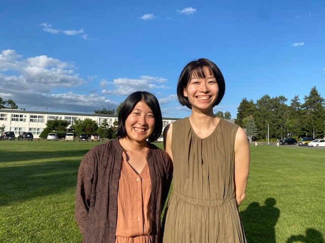 遠又香さん(左)と安井早紀さん(右)