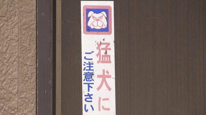 家の外からも、劣悪な飼育環境をうかがうことができた(15日 千葉・松戸市)