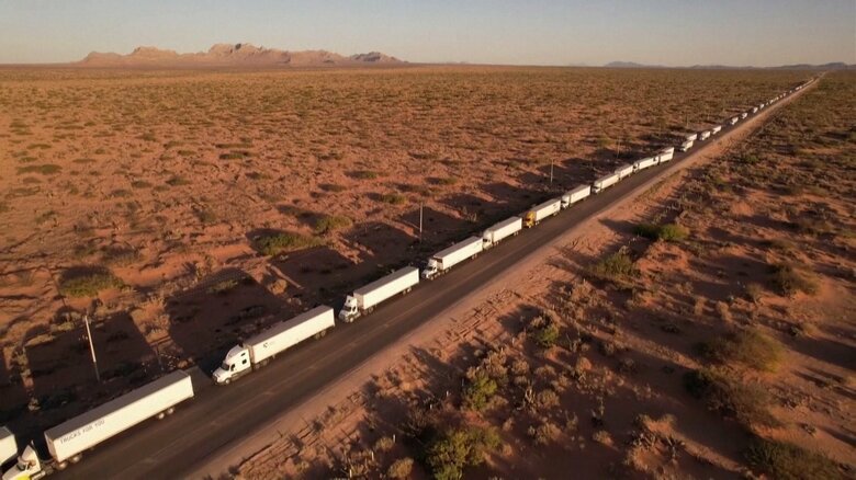 規制強化で入国保安検査待ちのトラック（アメリカ・メキシコ国境）