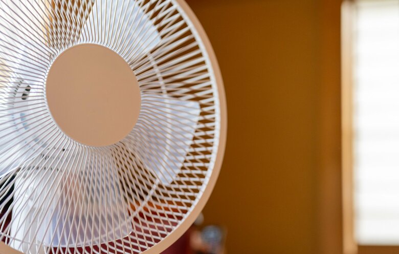 「扇風機で十分」の感覚では危ない！（画像：イメージ）