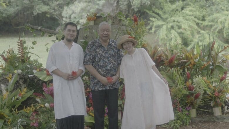 「宝物のような時間だった」と花で飾られた戦車の前で笑顔を見せる金森さん（右）