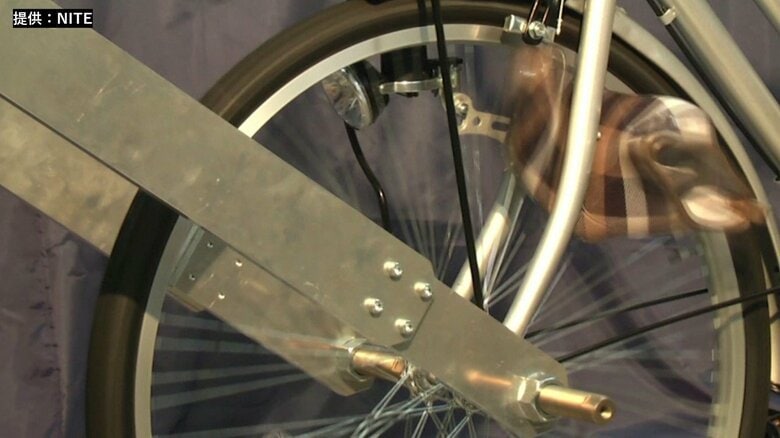 タイヤに触れた途端、あっという間に巻き込まれて潰れてしまった（提供：NITE）