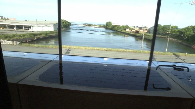 水風呂の目の前に広がる海