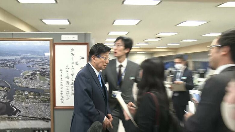 会見の最後に「6月の県議会をもってこの職を辞そうと思います」と突然表明し、会見場所を後にした