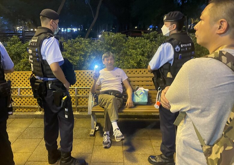 ベンチに座りスマホのライトをつける男性（6月4日）