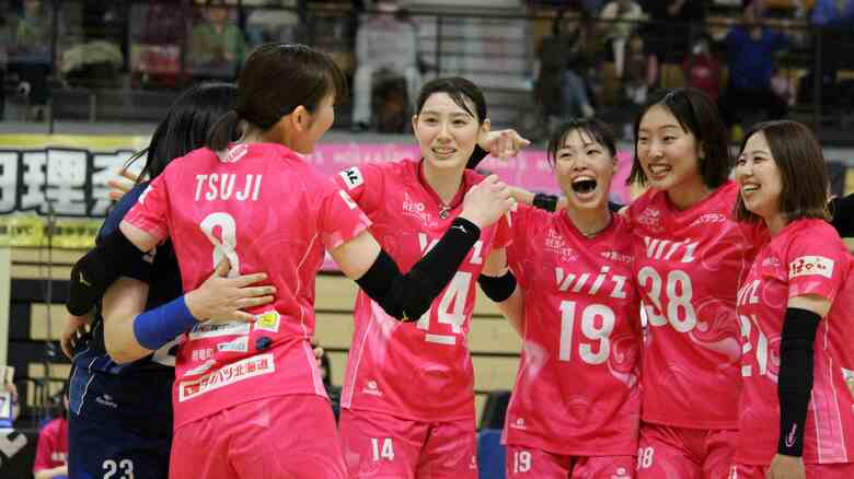 得点を決め喜ぶ選手たち