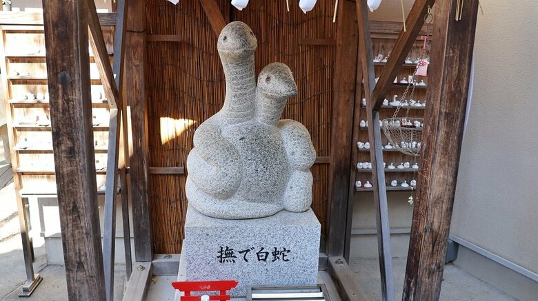 撫で白蛇（編集部撮影）