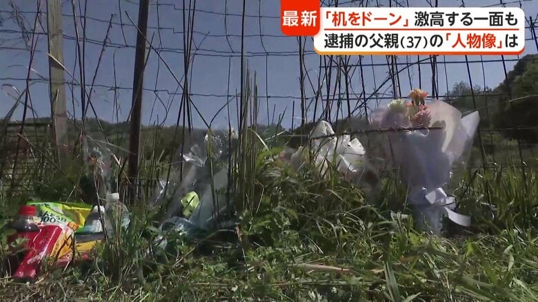 遺体発見現場付近には花やお菓子などが手向けられていた