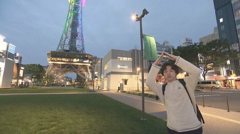 名古屋のテレビ塔の前でポーズをとるimaseさん