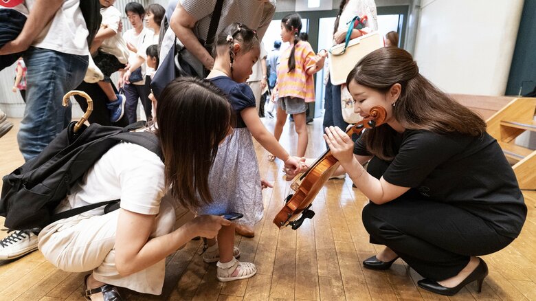 サラダ音楽祭での都響楽員による楽器体験の様子