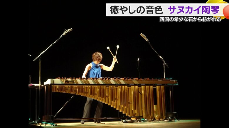 マリンバを演奏するMIKIさん