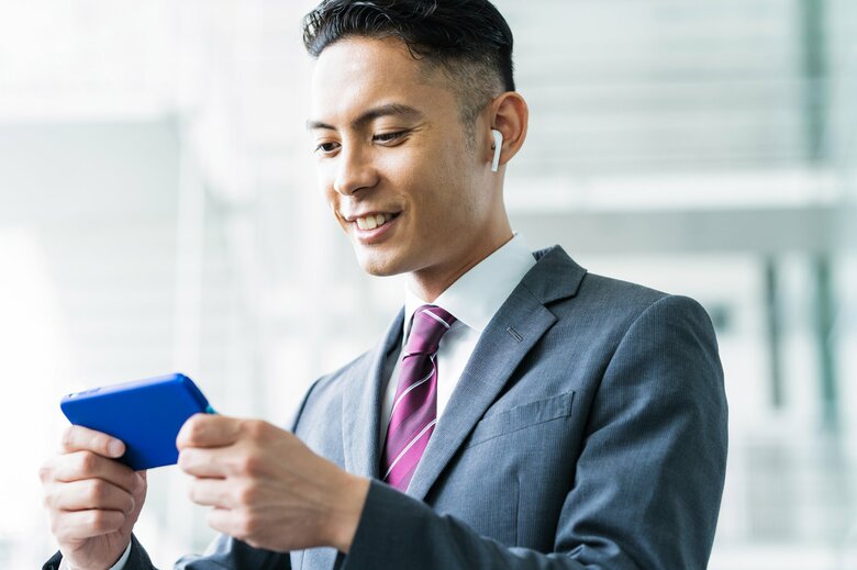 イヤホン使用が聴力低下の要因の可能性も（画像はイメージ）