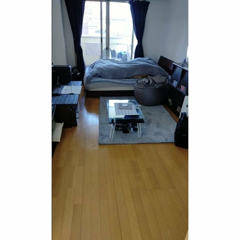 25平米の部屋は物が少なくミニマル。色を統一したり背の低い家具で揃えたり、スッキリと見せる工夫をしている