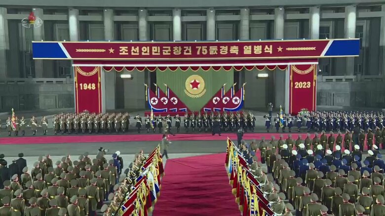 「朝鮮人民軍創建75周年を祝う盛大な軍事パレード映像」の1シーン⑯