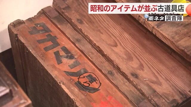 昔ながらの文字が残るパン箱