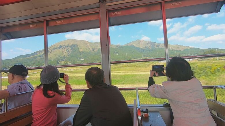 南阿蘇鉄道のトロッコ列車での観光も楽しい