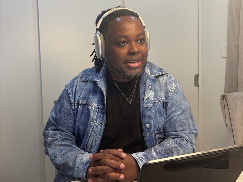 インタビューを受けるクリス・ハートさん　写真提供 WINメディテーションジャパン