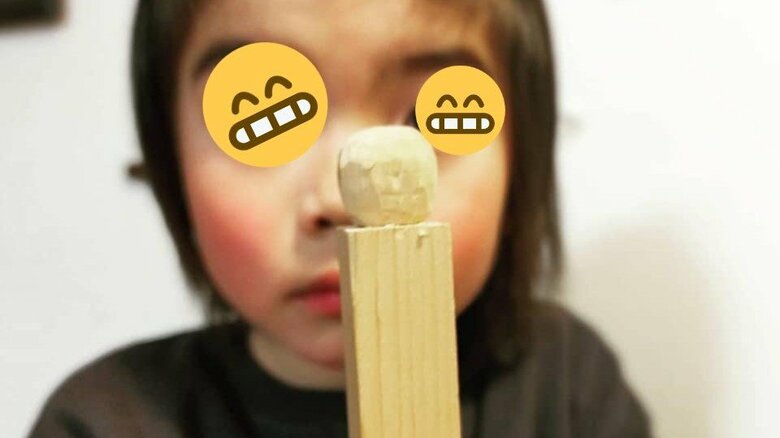 宮本さんに習い、息子さんが掘り出した球体