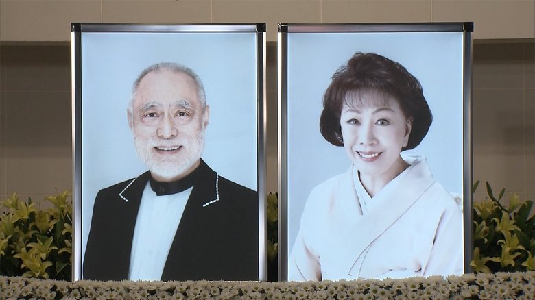津川雅彦さん朝丘雪路さん合同葬 著名人が続々と...