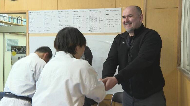 日本の子どもたちの稽古を見学