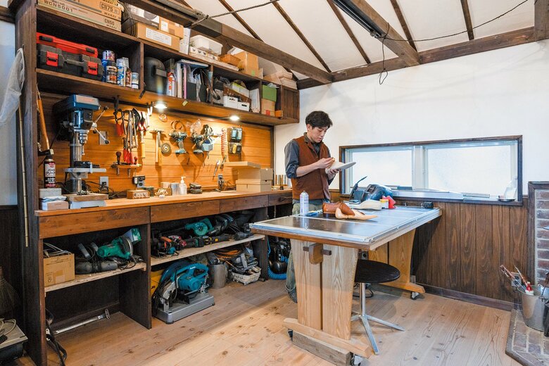 菱沼さんの小屋の内部。壁には工具が並び、部屋の中心には作業台が置かれている（写真／高橋郁子）
